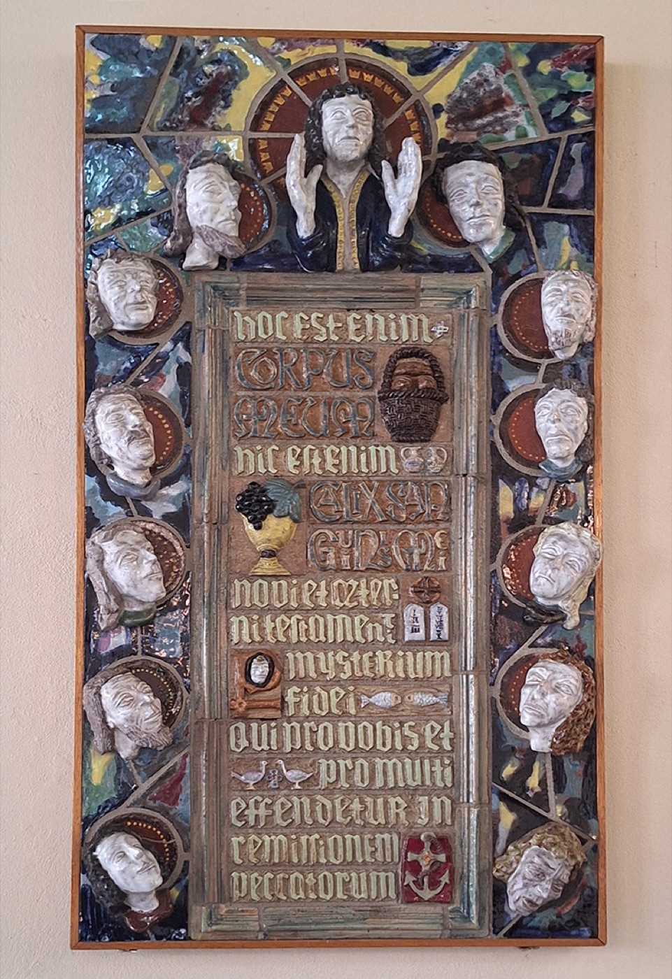 Ceramiczna tablica ze słowami ustanowienia Wieczerzy Pańskiej