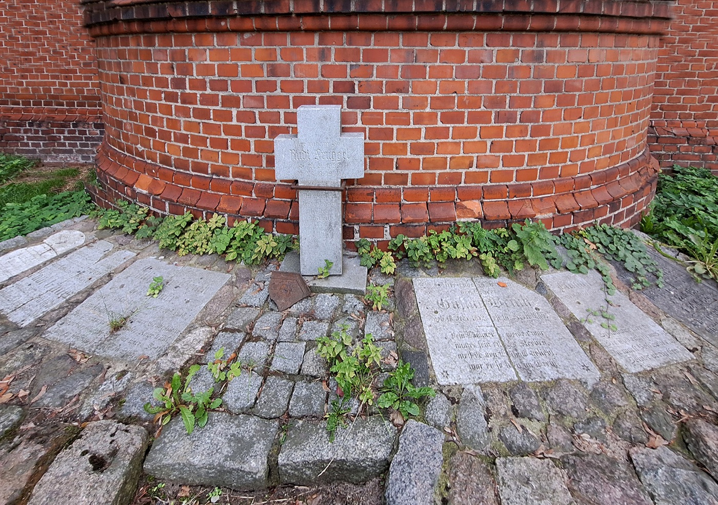 Lapidarium u podnóża apsydy — nagrobki z dawnego cmentarza